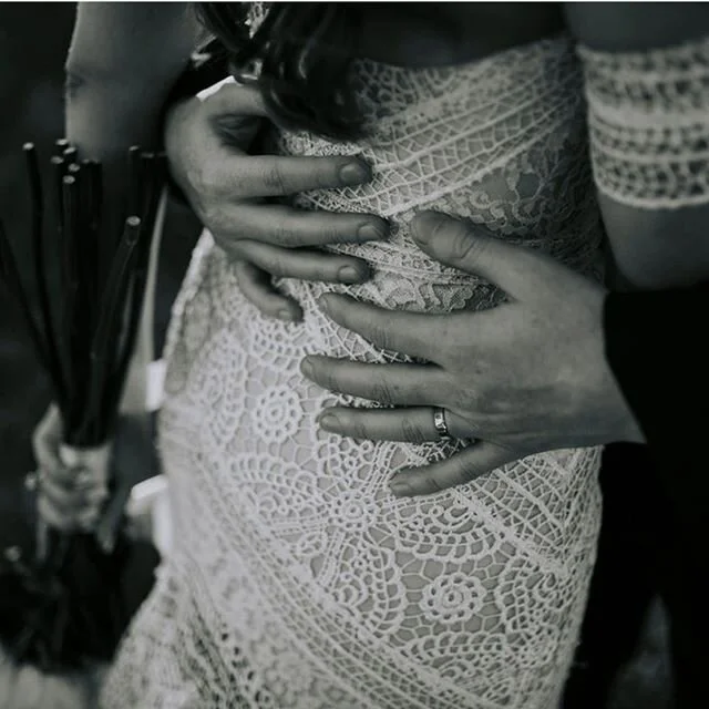 A gentle embrace can be all we need to make our day&hellip; 💌⠀
Photographer 📸 @gordonbeckerphoto