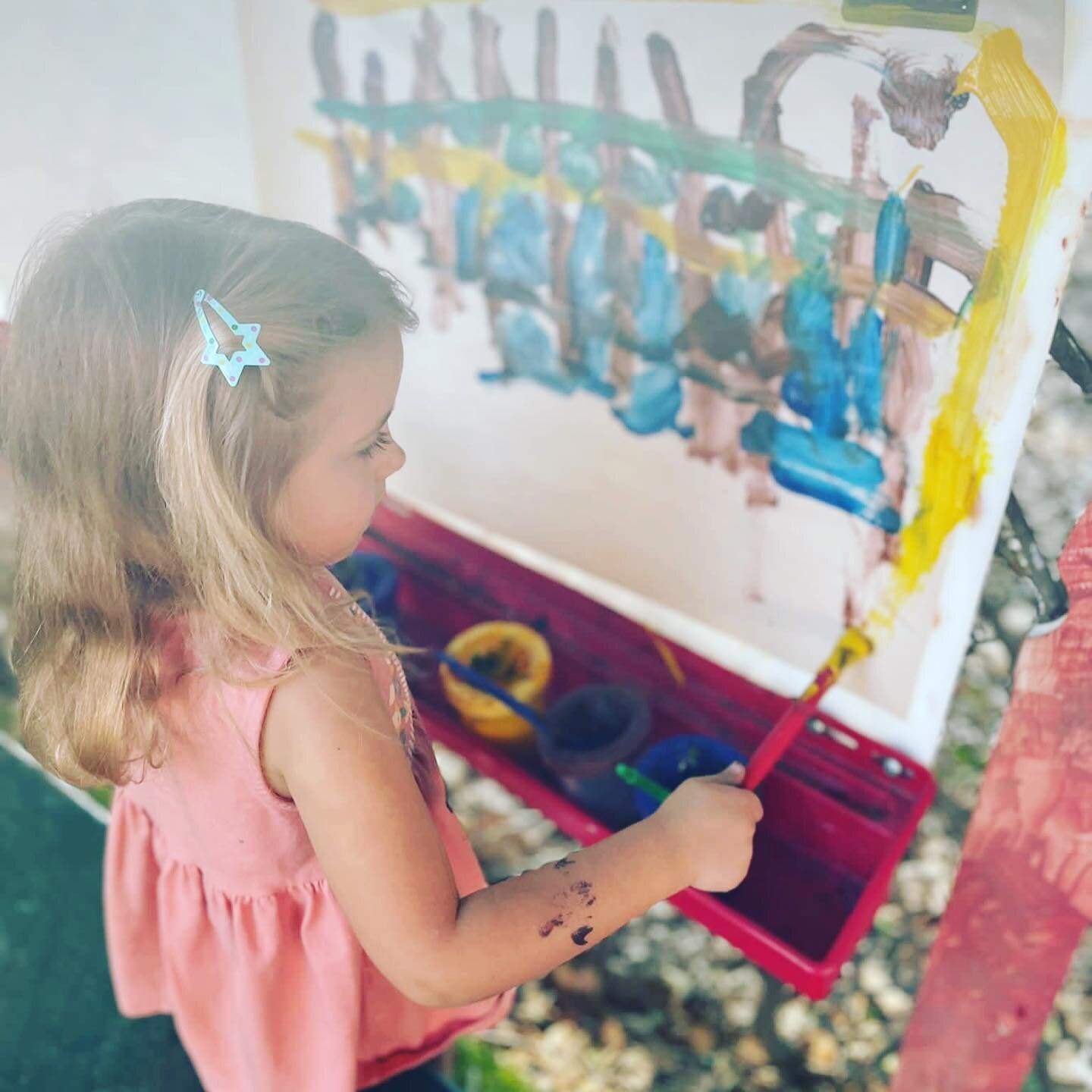 Some kids are drawn to art and watching them develop their skills and express themselves at the easels during open play is so rewarding! 

#playbasedlearning #playbasedpreschool #socialemotionallearning #socialemotionaleducation #cooppreschool #paren