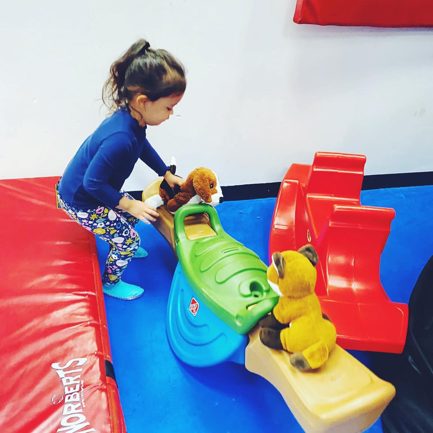 Rainy days are for indoor playgrounds! Were you wondering what an all outdoor school does when there is bad weather? We love to switch it up and support our local small business owners, especially @werockthespectrumkidsgym 💕 

#playbasedlearning #pl