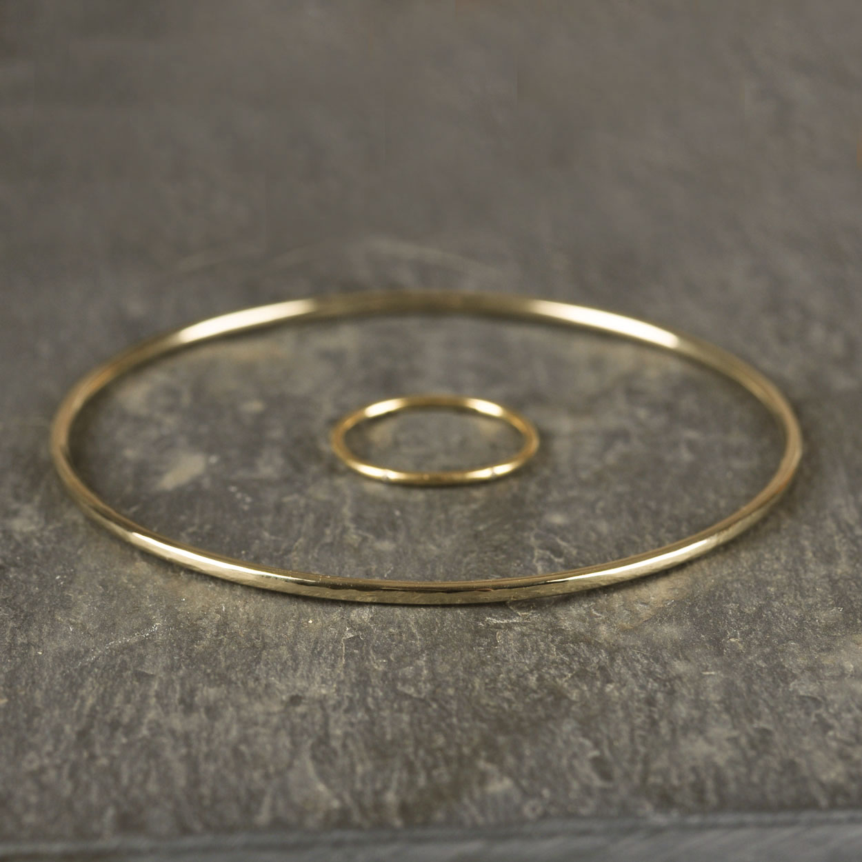 14 ct solid gold bangle