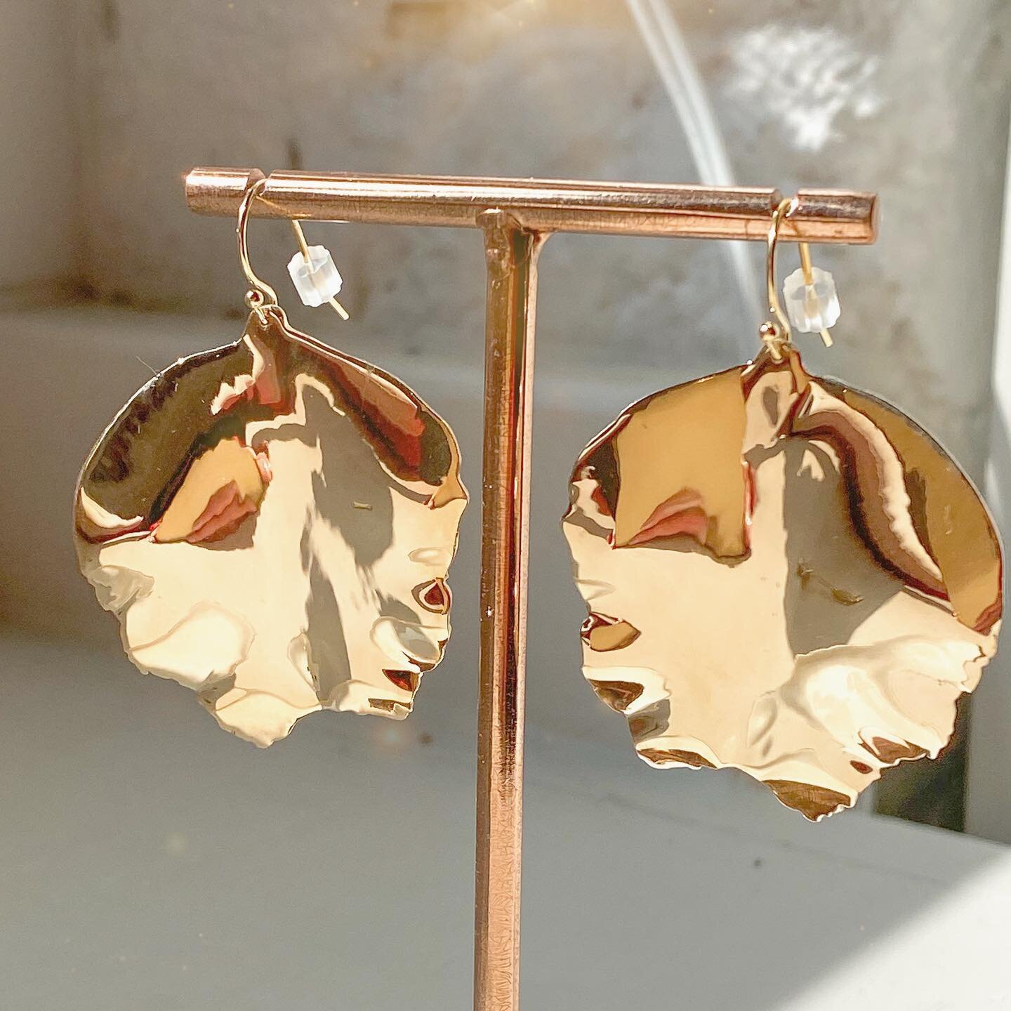 New to the shop!💕 Dress up any outfit with these uniquely designed leaf earrings casted in bronze with gold filled ear wire. 😍
.
.
#cokibijoux #handmadejewelry #kccrossroads #shoplocalkc #baueralleyshops #bronzeearrings #locallydesigned
