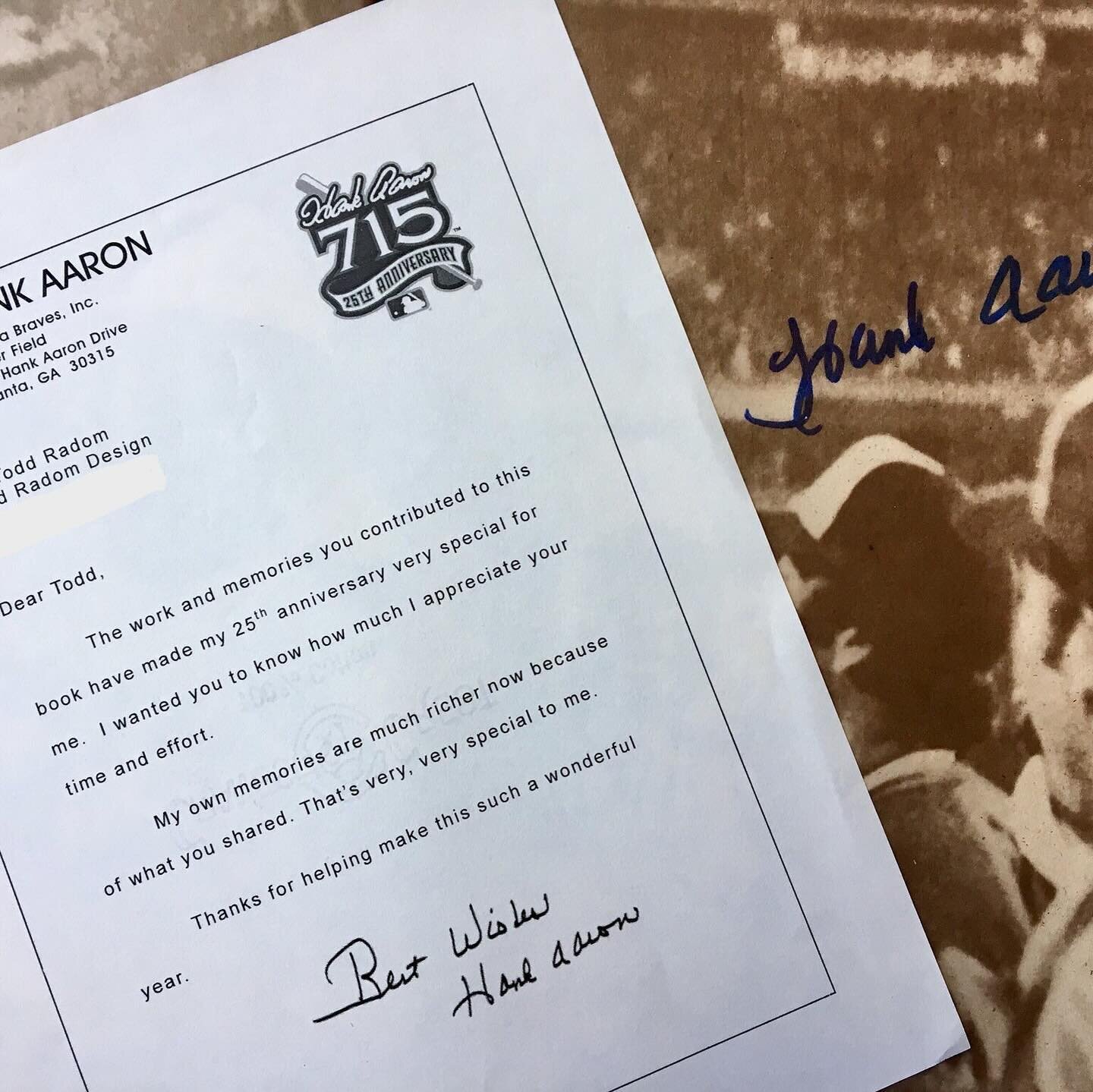 50 years ago today Hank Aaron hit home run number 715. 25 years ago I created the official 25th commemorative logo, worn by the Braves on their jerseys. I also designed the cover of his celebratory book, published by Total Sports. 🔨7️⃣1️⃣5️⃣⚾️⚾️⚾️