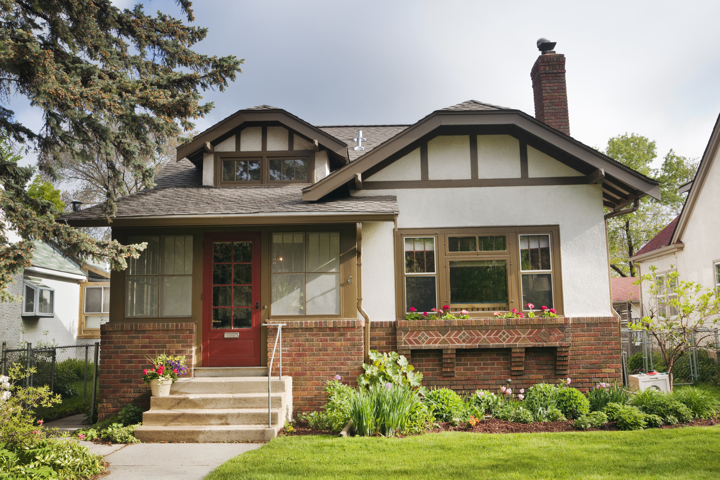 Arts-and-Crafts-Bungelow-House,-Residential-Exterior-Facade,-Midwest-USA-182786914_5616x3744.jpeg