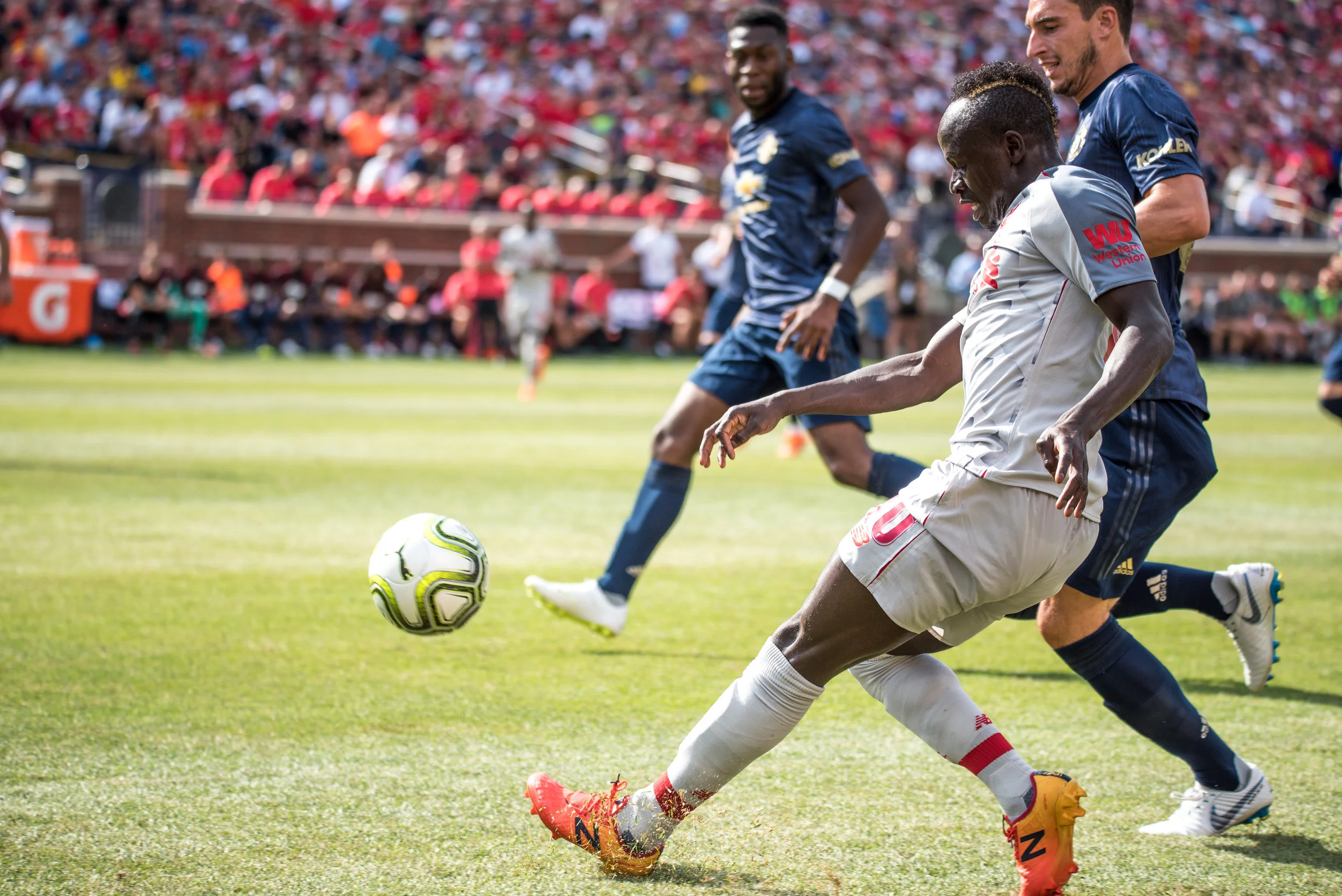 Liverpool's Sadio Mané (10) glides past Matteo Darmian in the Manchester United Box - Photo: Elizabeth Wenner