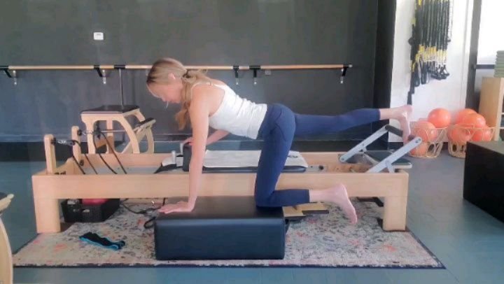 Reformer challenge:) oblique twist from @andreaspeir

Side overs are killer but the stretch at the end ❤️