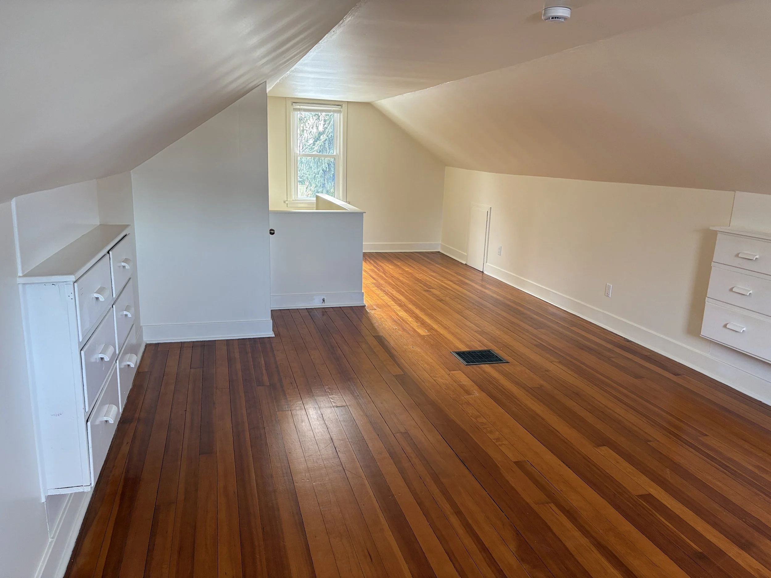 8b - Loft Bedroom.JPG