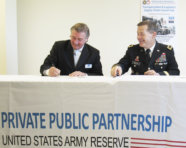 Left to right: FASTPORT CEO Bill McLennan and Chief of the Army Reserve LTG Jeffrey Talley sign the joint memorandum of understanding 