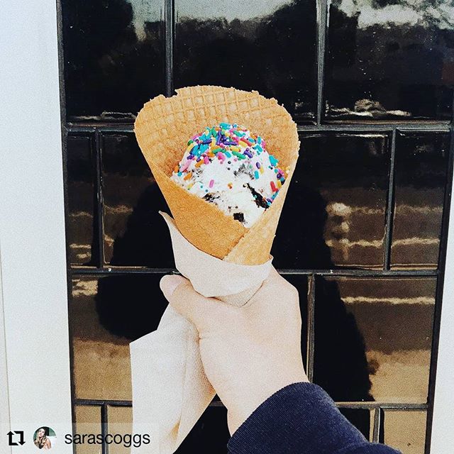 Sprinkles on Cookies n Cream!
Delicious! 🎉
#Repost @sarascoggs
• • • • • •
I screamed for sure 🍦
Despite the weather in LA being off this weekend, I’m digging the longer days. The extra sunshine has a massive effect on me 😁 Do you notice a difference as the days are getting longer?
.
.
#smallbatchicecream #sprinkles #marvista #venicebeach #smallbatch #summerishere #icecreamshop #local