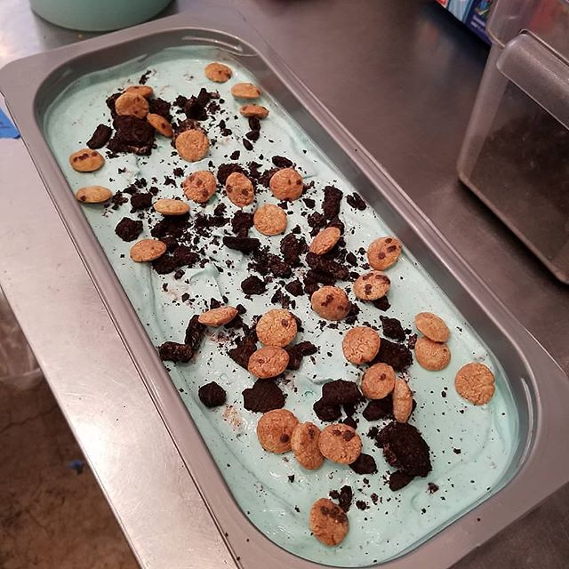 We had @breannabaker on board yesterday with @leeinitiative helping spin some ice cream. All of our ice cream flavors (over 40+) are spun by hand right here at Small Batch!
Pictured here is our Cookie Monster. #omnomnomnom 🍪🍦
#fanfavorite
@jenniferhsiao .
.
.
#smallbatch #smallbatchicecream #marvista #venicebeach #cookiemonster #handmade #artesinalicecream #summerishere #eatlocal