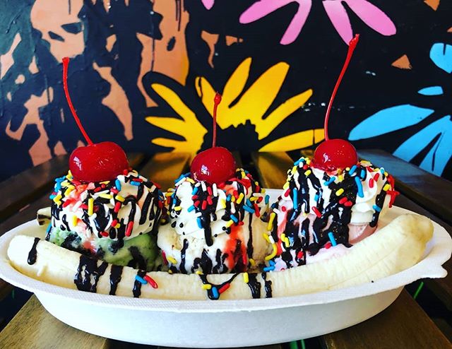 Go bananas this weekend!
@smallbatchicecream 🍌
🍦
#marvista #smallbatch #smallbatchicecream #venicebeach #bananasplit #summerishere #westla #schoolisout