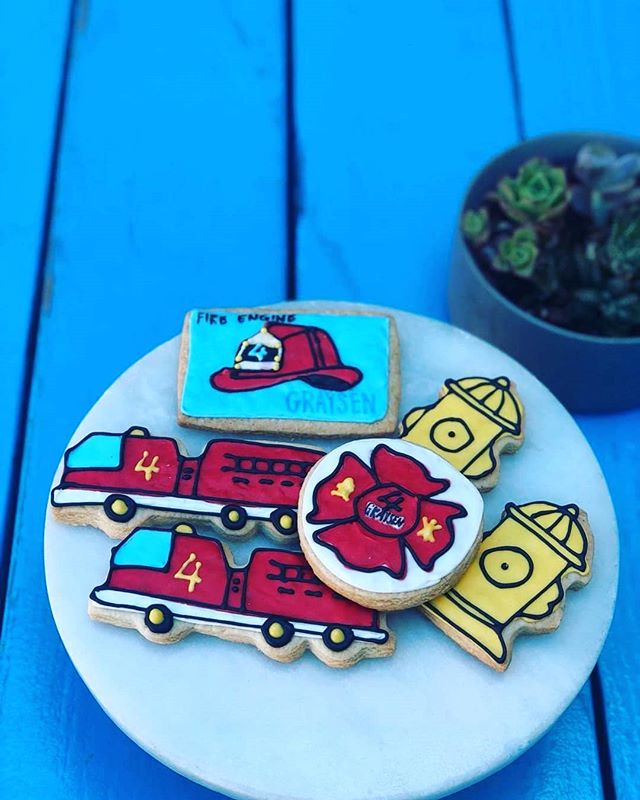 #Repost @playaprovisions
• • • • • •
Our pastry chef Jenn is super crazy talented! ➡️@jenniferhsiao⬅️
Anything from cakes, cookies, cupcakes, pastries, ice cream cakes, ice cream bars...🍦🍪🍩🍫🍬🍭
She's your gal!
Book your next customer order through @playaprovisions or @smallbatchicecream
.
.
.
#playaprovisions #playadelrey #smallbatchicecream
#marvista #pastrychef #customorders #icecreamcake #decoratingcookies #catering #cupcakes #losangelescatering