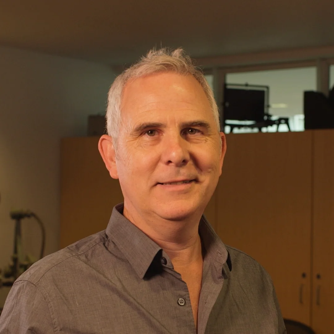 Jamie Dickinson Post-Production Supervisor/Colorist Worked as senior editor in London and a colorist/video engineer for the BBC for 20 years. He is now based in the U.S and was recently nominated for an Indie Series Award for Best Visual/Special Effects for the short Here We Wait . 