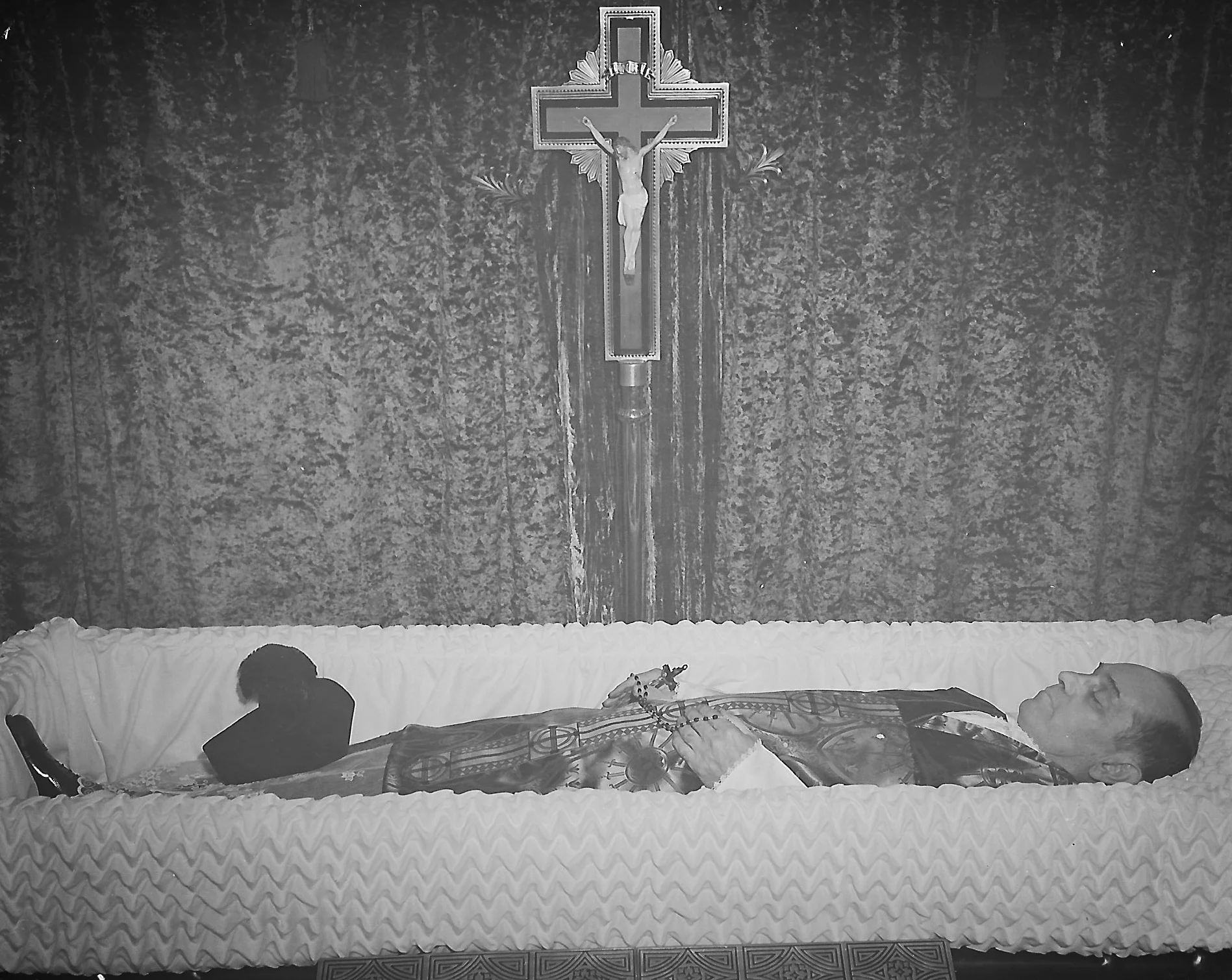 Sorrows pic21 Tomko viewing.jpg