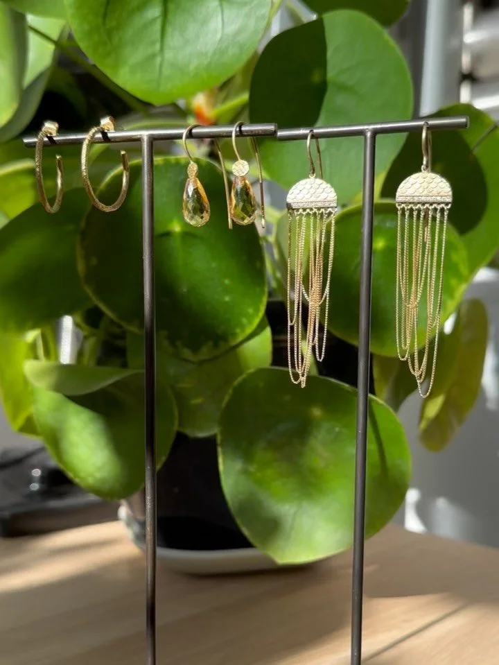 Sunlight has been pouring into the atelier this week, catching these earrings and setting them alight. A late flush of summer warmth, held in gold.
.
#everydayluxury #sunlightinspired #scottishjewellery #slowmade #ateliermade #meaningfuljewellery #qu