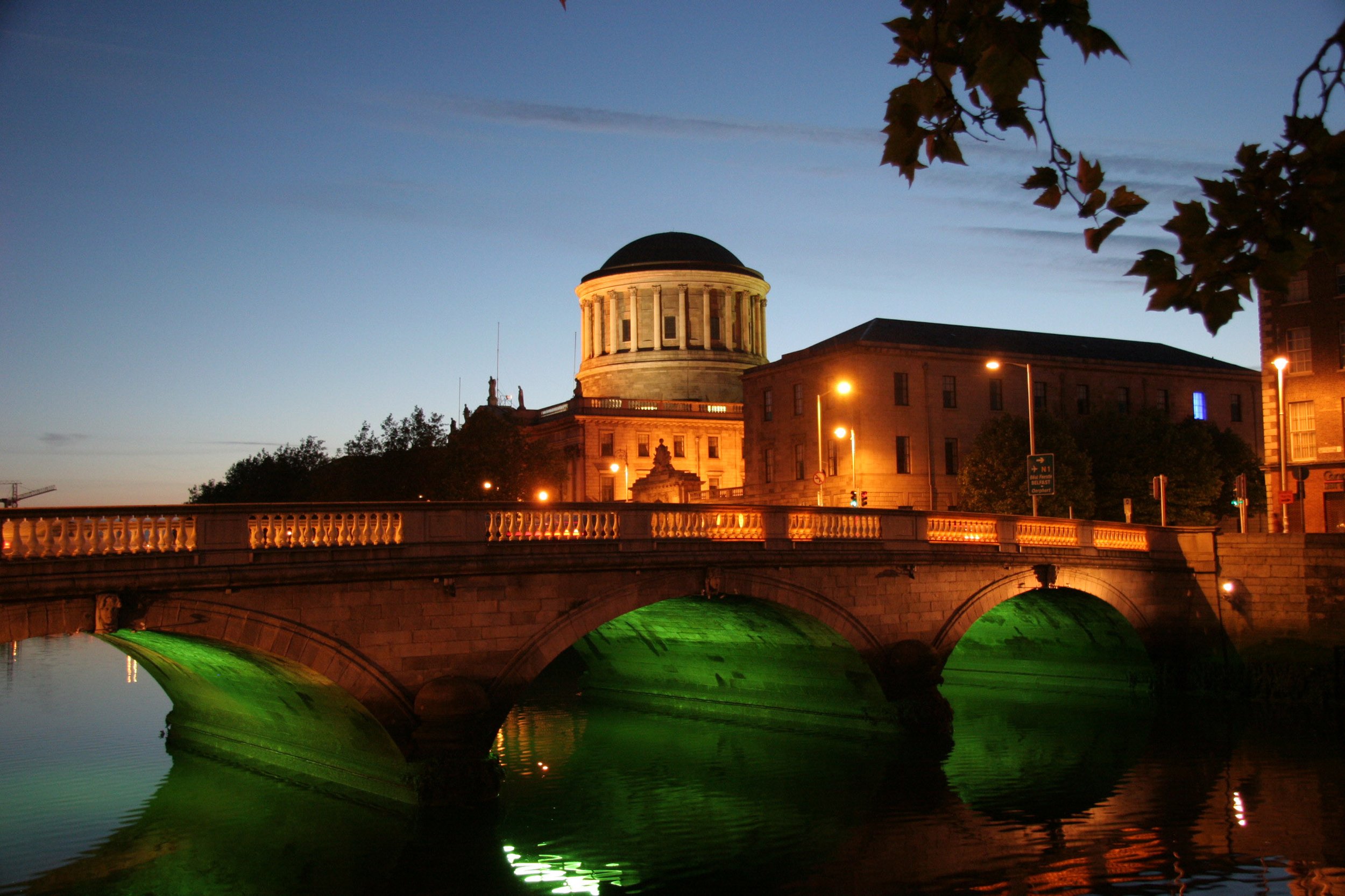 Dublin Four Courts sunset 1.JPG