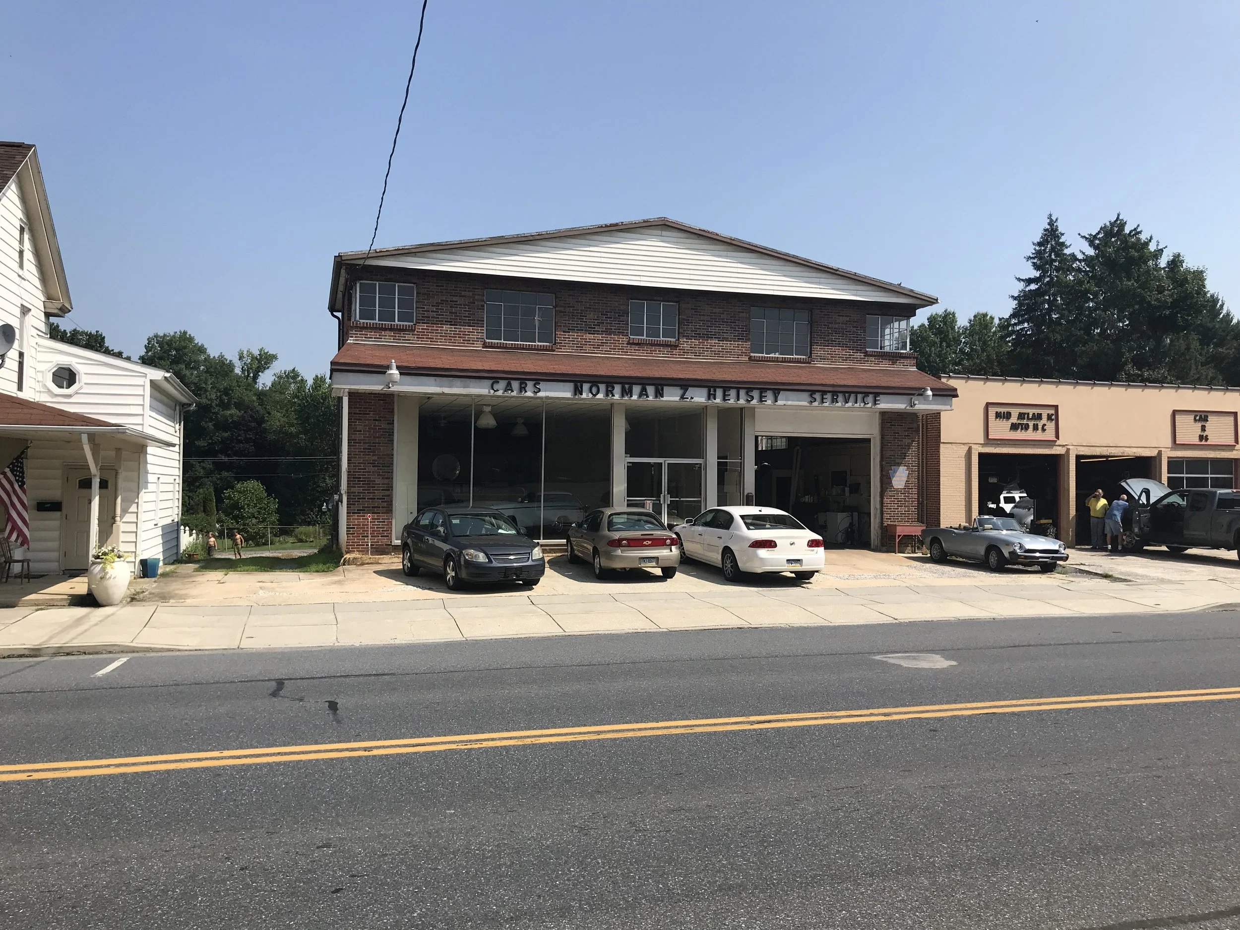 Outside Heisey's service station (above). Heisey's full service station circa 1940 (below).