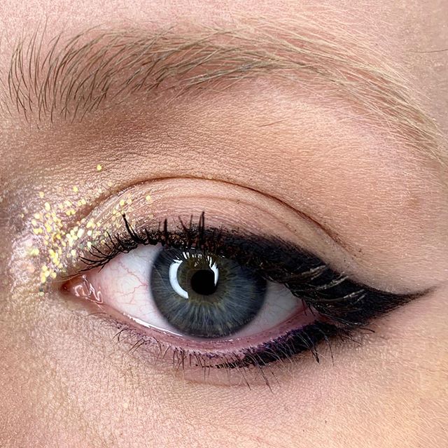 Runway My Way ✨✨ @maccosmetics 
Recreation of @itsjeremyscott lewk in my own way.
Look designed by @Kabukinyc, for the @jeremyscott #SS19 show.
Product Breakdown:
Party Sparkle Grand Illusion Lip Colour 
Iridescent White Glitter 
Boot Black 
#RunwayM