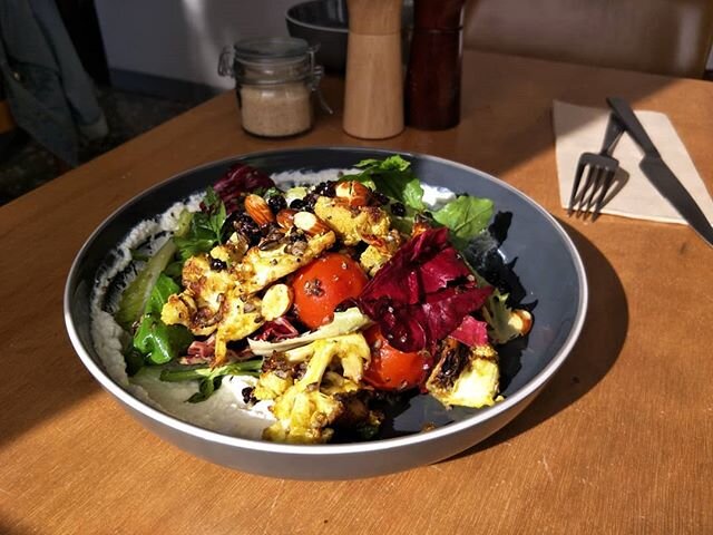 An old favourite returns!

Spiced and roasted cauliflower served warm w/ cherry tomatoes, roasted almonds, sheep's curd, currants, mint and seasonal leaves.
.
.
.
#sometimesthingsthataregoodforyouaredeliciousaswell #salad #lunch #cafe #newtown #onean