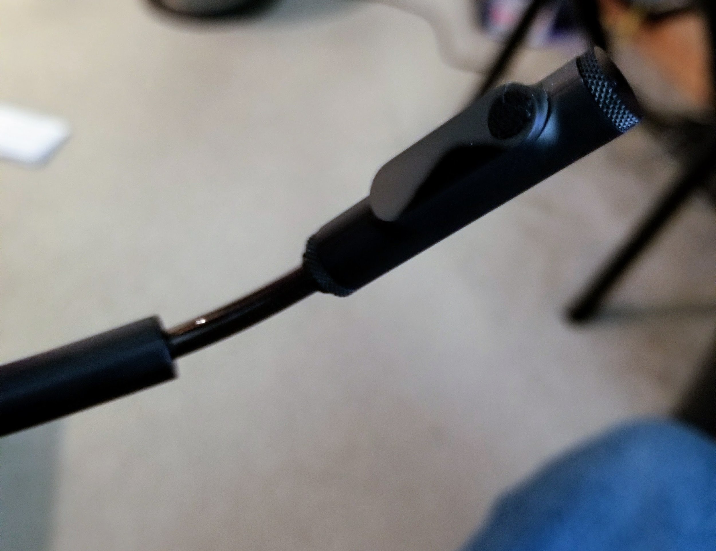 That little bit in the middle is the only part of the G533 mic boom which adjusts. It's a bit cumbersome.