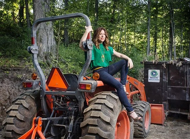 From dirt to door, @lucienporterdesignco does it with creativity and style. π― #hearmeroar (photography: @chuckarlund)