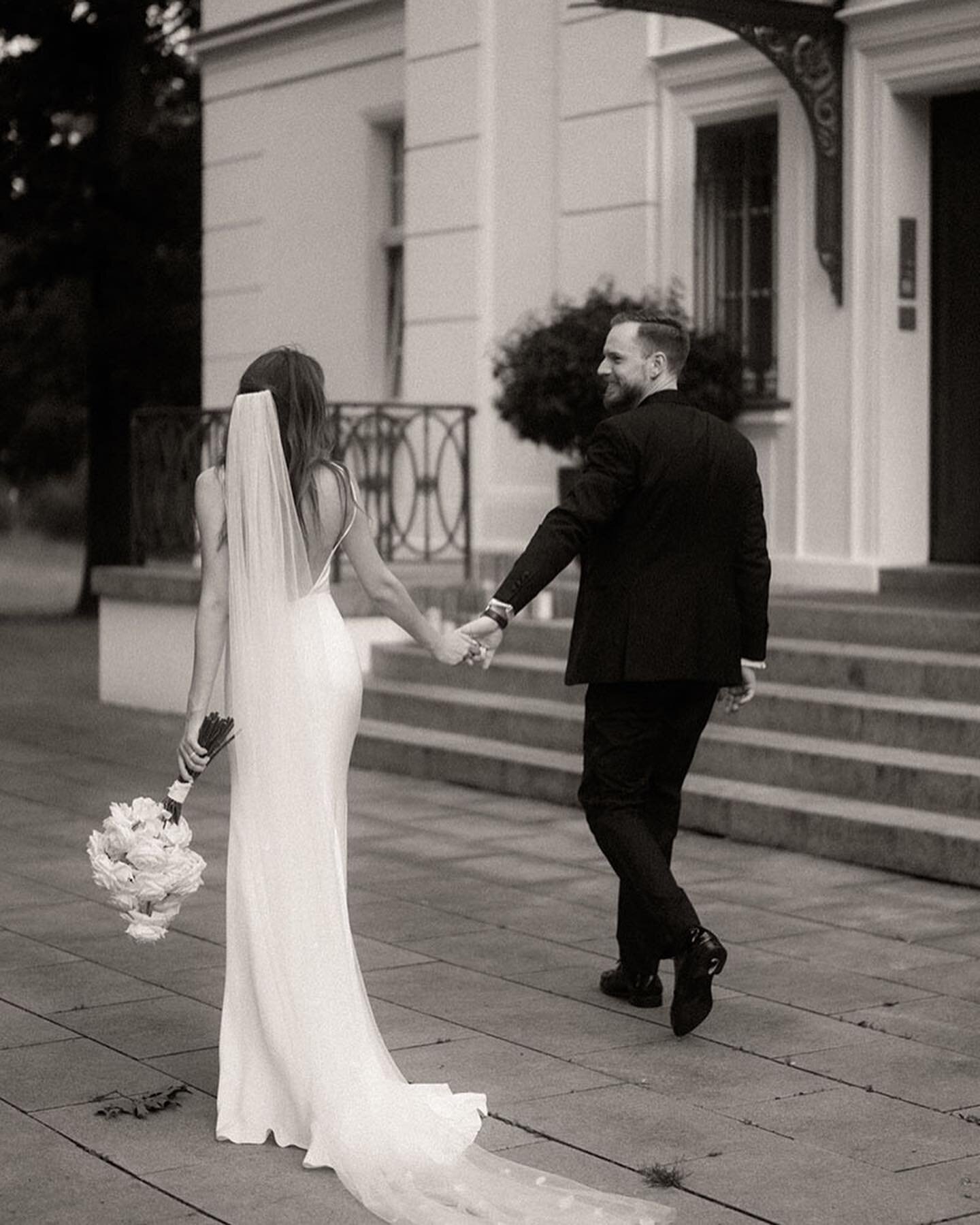 REAL BRIDE | Marla @bymarla 
⠀⠀⠀⠀⠀⠀⠀⠀⠀
Effortlessly beautiful in her Prisma gown by Alexandra Grecco.  When less is so more. We love are chic minimal brides! 

stunning photos by @kreativwedding
Dress @alexandragrecco via @zoandwillowbridal