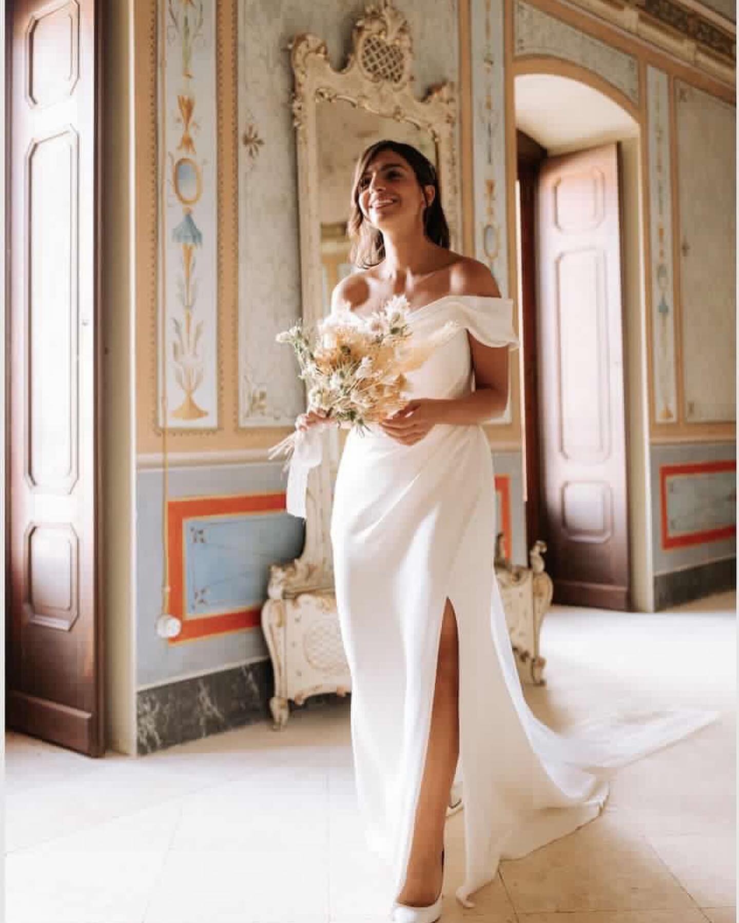 Real bride | Angela @angelaschiraldi_ ✨ Nothing beats the natural smile &amp; these beautiful moments of our brides on their wedding day.  So overjoyed for you!  Angela just breathtaking in her @halfpennylondon style.
Congrats to the gorgeous couple!