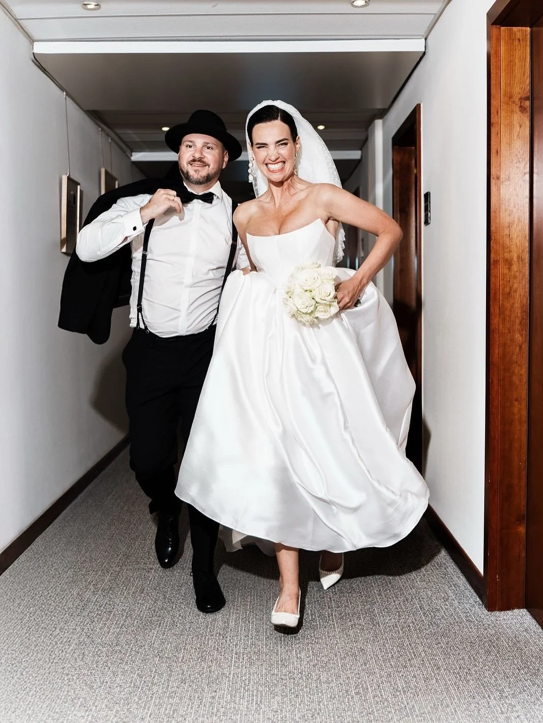 ZO &amp; WILLOW BRIDE | Gorgeous Lisi @raw.punzel_ said &ldquo;I do&rdquo; on the shores of the Baltic Sea in the Miles gown by @kyhabride.

The dramatic flash photography by @carsten_seidel_weddings, delicate short veil, and dropped waist silhouette