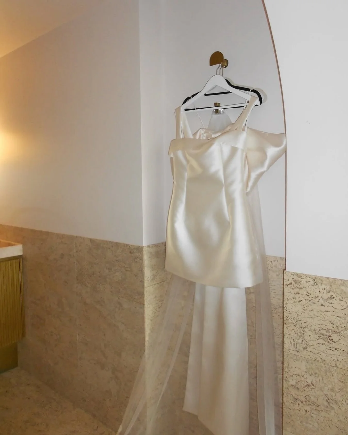 Our cult-favorite Winona Mini paired with the Bowie Bow, all by @preajames_bridal. 
Our latest stock drop has arrived, so we have some sizes of this iconic mini wedding dress in our boutique ready for purchase. 
If we don’t have your size in s