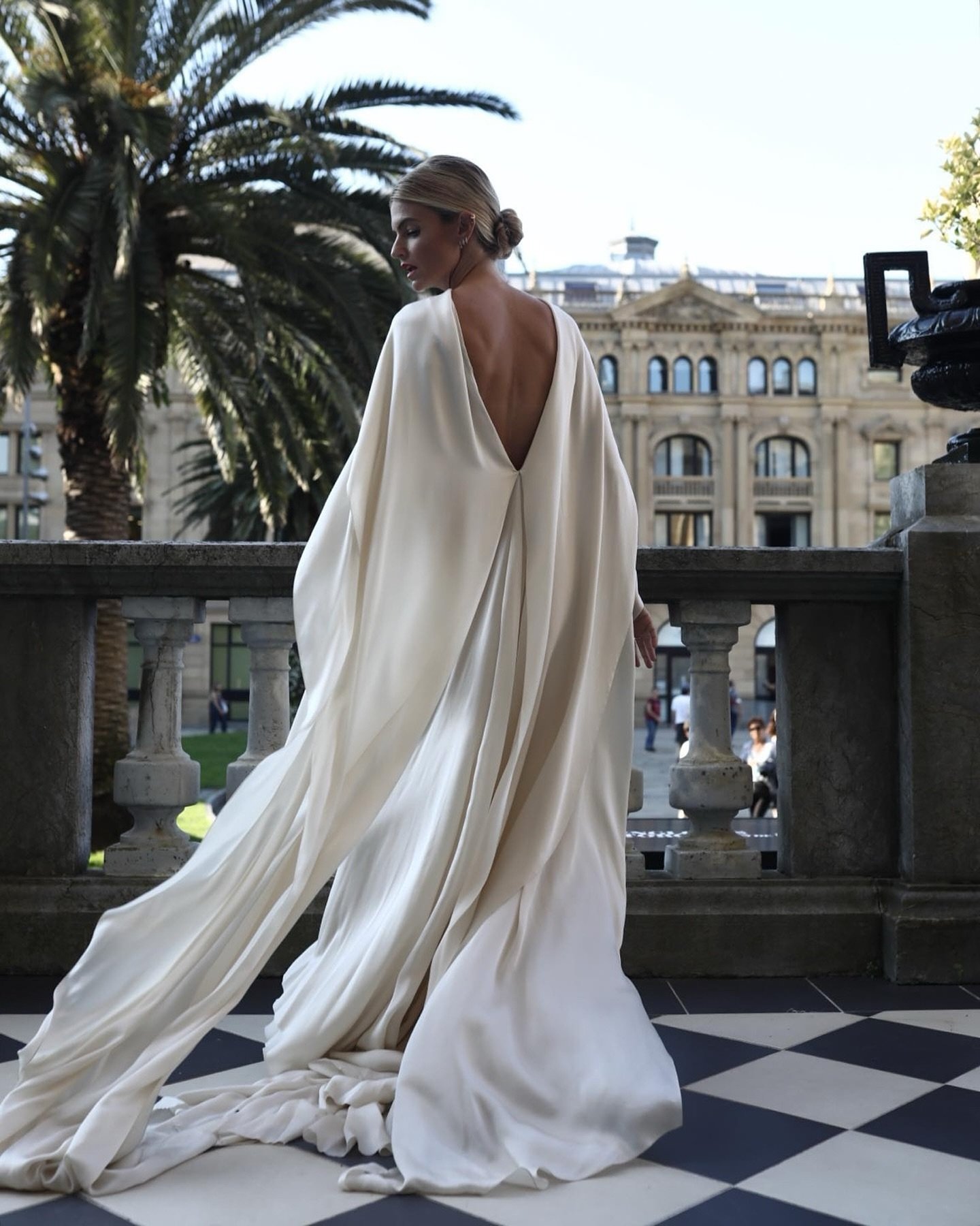 Lirio wedding gown by @cortanabrides worn by @patriciasanes_ . 

The Lirio, made of three layers of fabric, has a wide V-shaped backline and two long stoles to be worn in different ways.

Lirio is a part of our permanent collection at Zo &amp; Willow