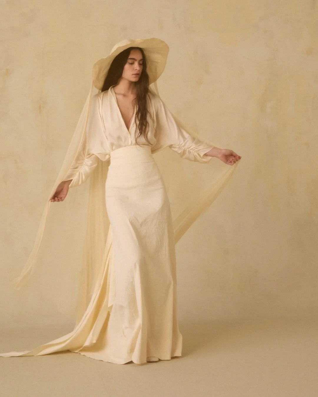 Seidentop Medina und Leinenrock Jara, alles von @cortana_brides.
Leicht, rein, fließend und wirklich mühelos – das ist Cortana.
Zo & Willow fühlt sich geehrt, exklusiver Händler von Cortana in Deutschland zu sein.
Vereinbaren Sie Ihren Termin zur Anprobe bei Zo &am