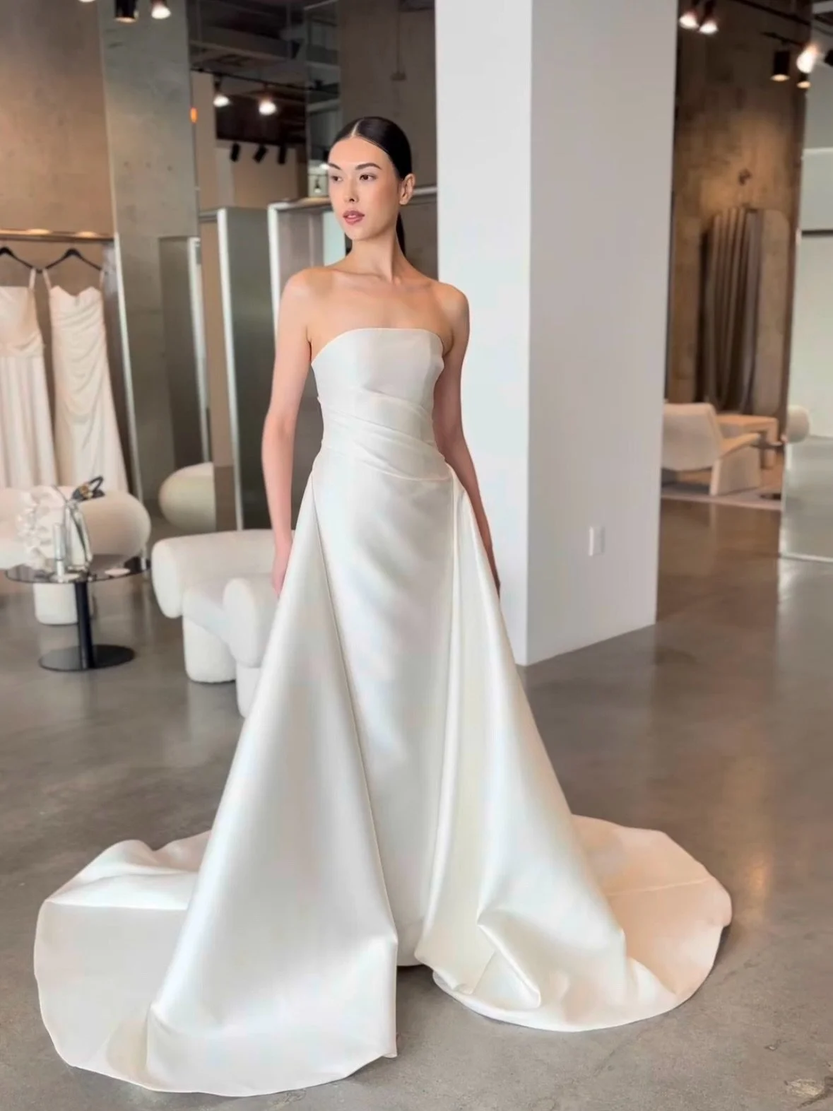 Ellery von @kyhabride ist eine der neuesten Ergänzungen unserer Auswahl.
Ellery bietet dank seines stark strukturierten Oberteils eine makellose Passform, die einen bewussten Kontrast zu seinem schlichten, geraden Ausschnitt und den lässigen Drapierungen bildet.
Hergestellt aus Mikado