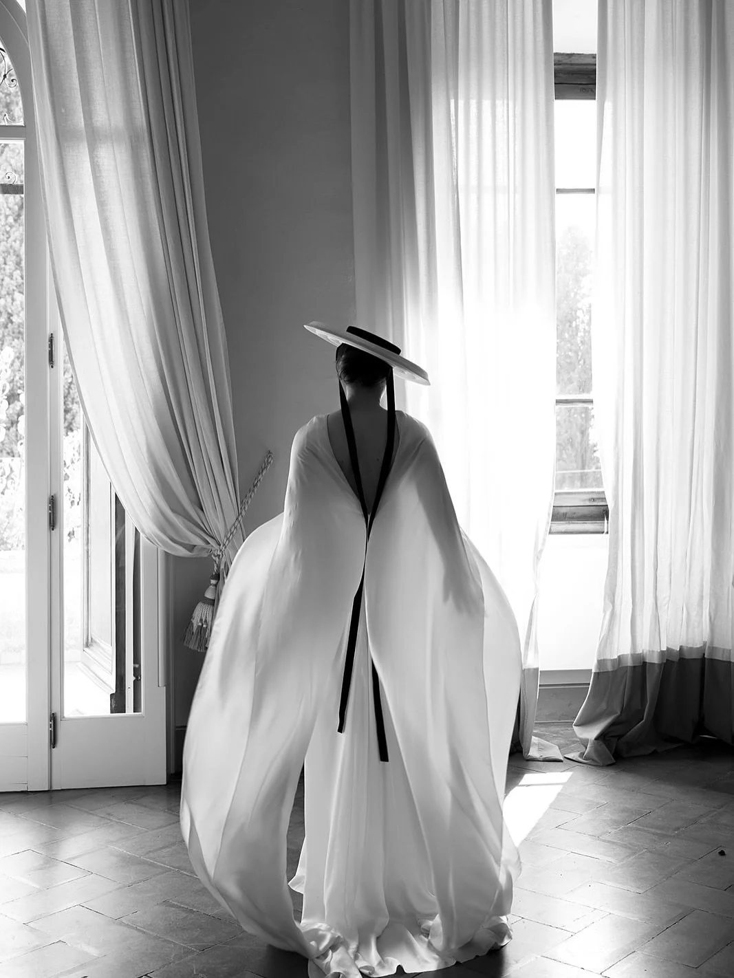 ZO &amp; WILLOW BRIDE | Charlotte @charlotte_viktoria_piller and Moritz had the most amazing wedding in Tuscany. 
Charlotte had an incredibly elegant vision for her bridal look: it included the Lirio gown by @cortanabrides and a wide-brim hat with a 