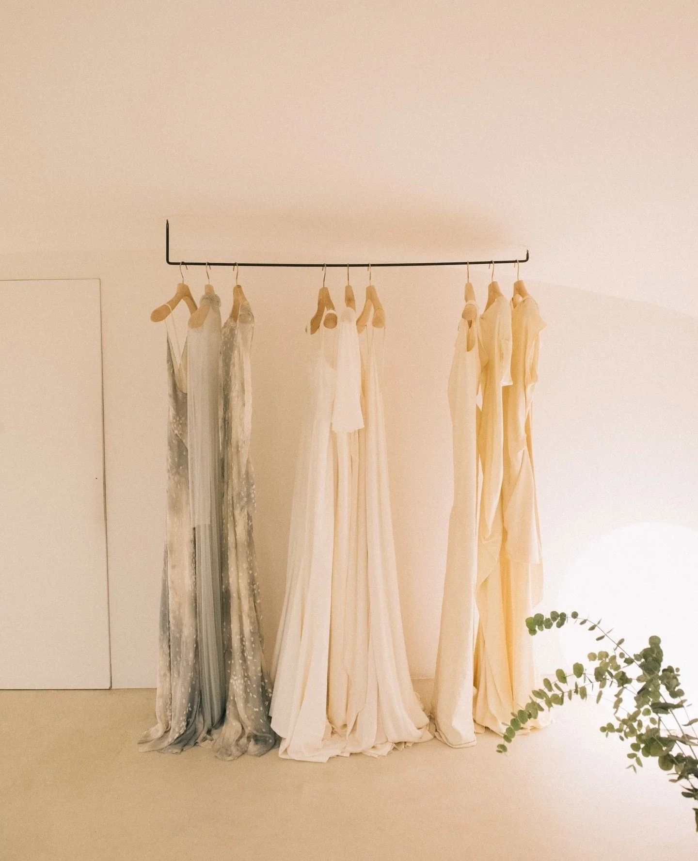 Unsere Cortana @cortanabrides-Kleiderständer sind eine Schatzkiste für künstlerisch veranlagte Bräute, die Wert auf exklusive Stoffe und handwerkliches Design legen.
Probieren Sie alle wunderschönen und einzigartigen Cortana-Modelle während Ihrer Anprobe bei uns an. Unsere Stylisten führen Sie durch die spanische 