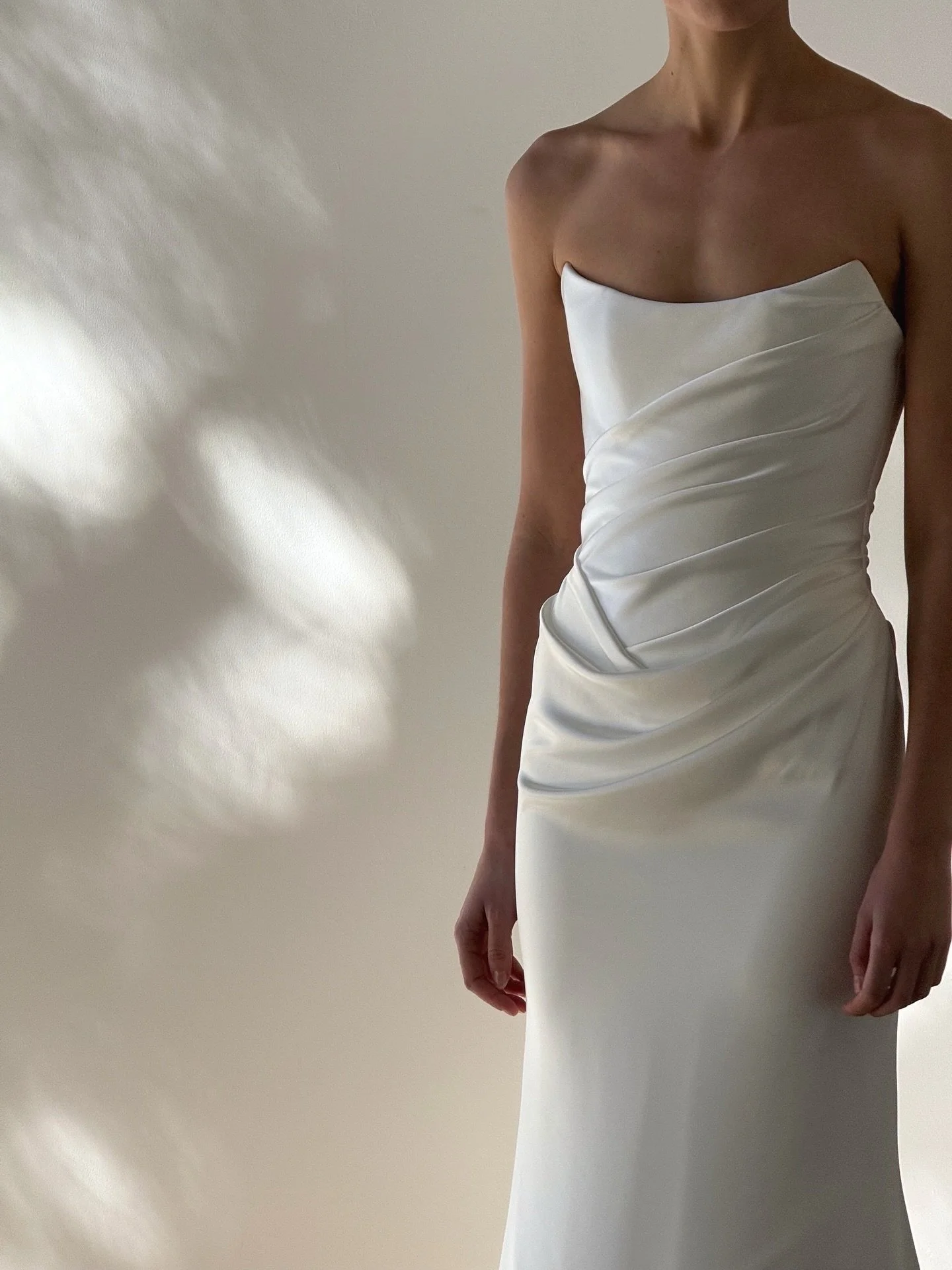 Iver by @kyhabride is the ultimate balance of structure and fluidity.
Delicate draping on the bodice creates a beautiful waist, making Iver the perfect minimalist bridal gown that can be styled up or left elegantly simple.
We have stunning accessory 