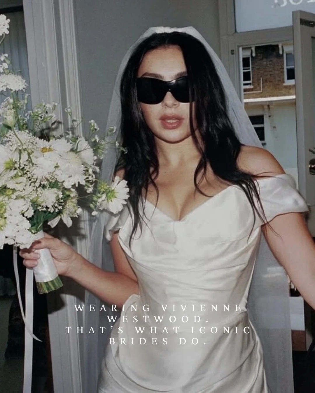 ECHTE BRAUT | Charli XCX trägt das Brautkleid „Nova Cora Mini” von @viviennewestwood bei ihrer standesamtlichen Trauung in London.

Das Modell „Nova Cora Mini” verfügt über einen weichen Herzausschnitt am Korsett-Oberteil und einen kaskadenförmigen Rock mit kurzer Schleppe am Rücken.

Nein