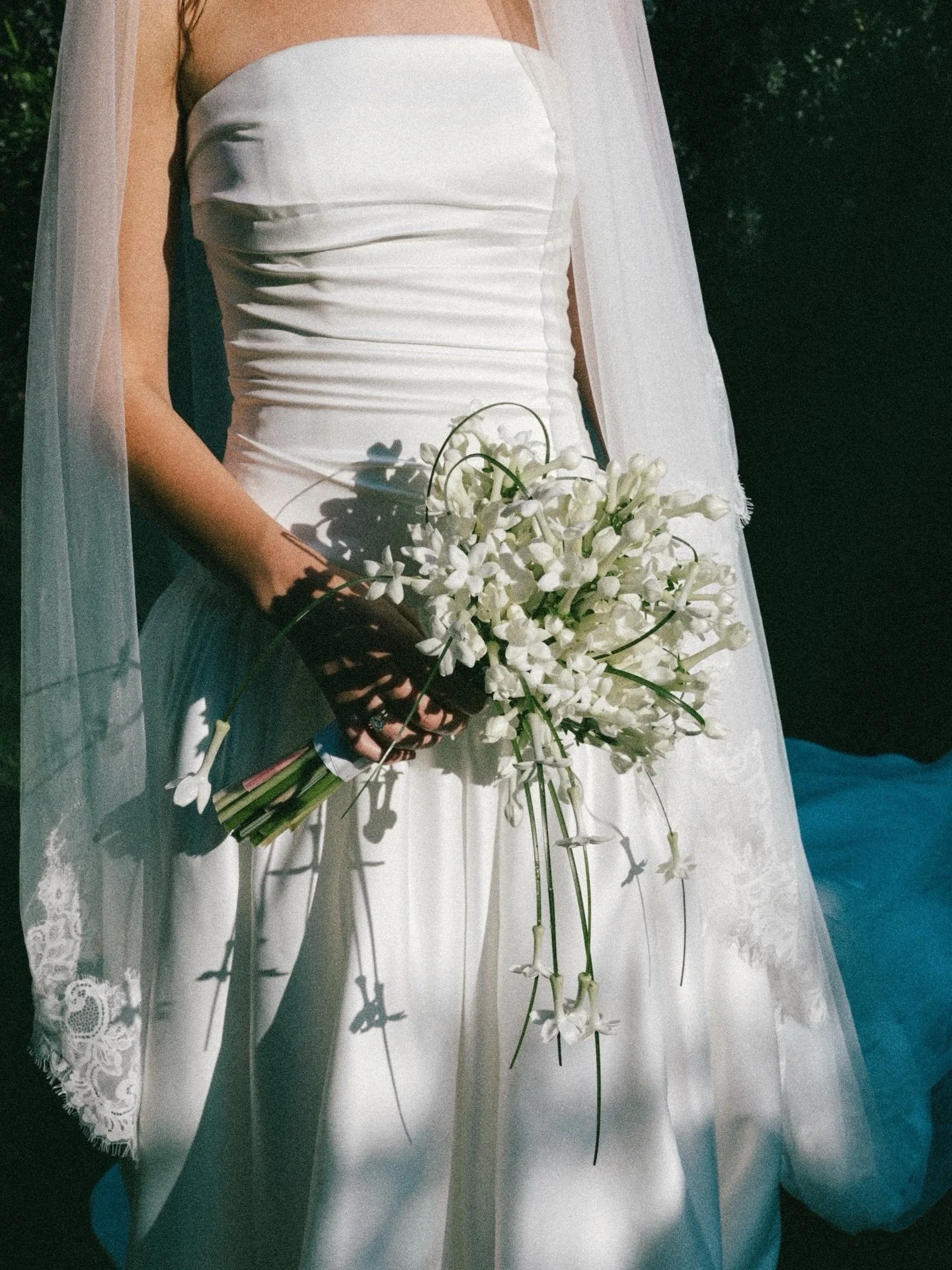 REAL BRIDE | White flower bridal bouquet and the Lucky wedding dress by @kyhabride are the epitome of a fresh &amp; youthful bridal look. 
It&rsquo;s the styling details that make the dress feel truly you on the wedding day. 

The Lucky dress is a st