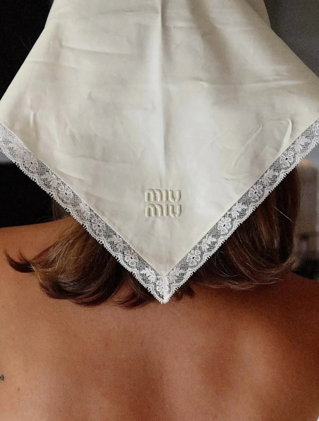 Our weekly inspiration:
Lace with a pinch of branding for bridal styling