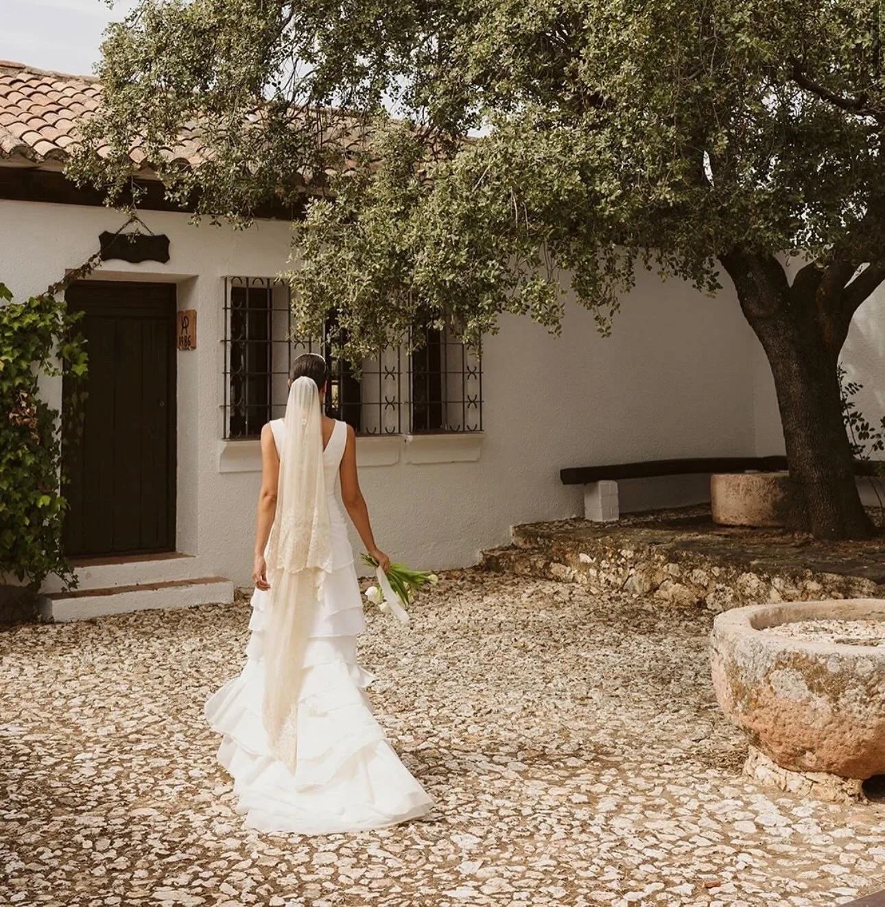 Das Oberteil „Lilia“ und der Rock „Angel“ von @cortanabrides sind eine mühelose Kombination für die Braut, die sich zu natürlicher Weiblichkeit und zurückhaltender Verspieltheit hingezogen fühlt.

Die Stoffe von Cortana sind immer etwas Besonderes. Der Rock „Angel“ schwingt sich durch Lagen aus Organdy und Baumwolle