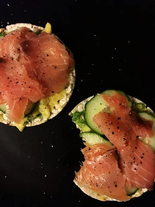 rice cakes salmon avocado cucumber healthy easy lunch