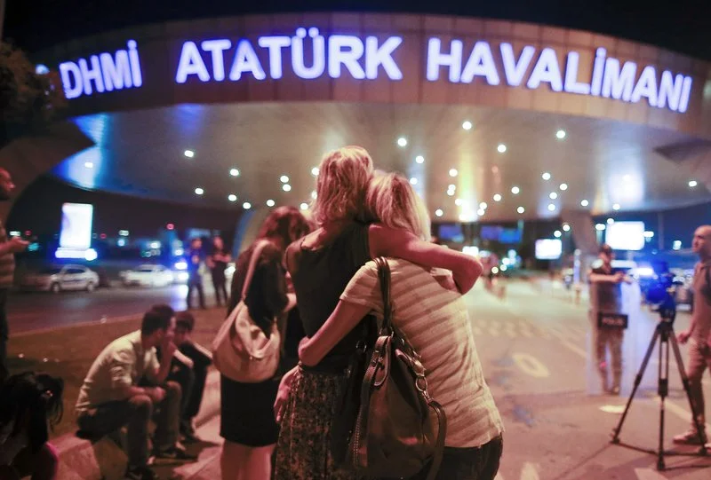 Suspected IS suicide bombers kill dozens at Istanbul airport
