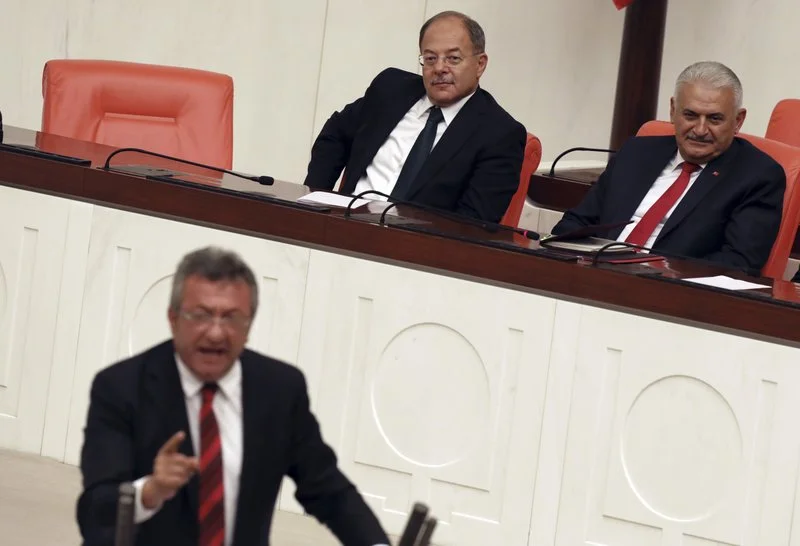 Turkey OKs military intervention, warns Iraqi Kurds on vote