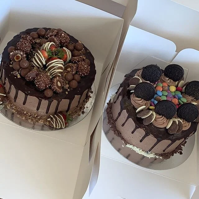It&rsquo;s been a busy couple of weeks &amp; we&rsquo;re absolutely loving creating these cakes!
They can ban be customised with your favourite sweets/chocolates/biscuits!
Let us know what your favourites are when placing any orders ❤️