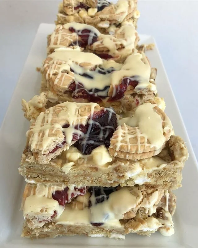 Rocky road flavours today!
1. White choc with Jammie Dodgers!
➡️
2. Dark choc with Party Rings!

Check out our story for more treats today!