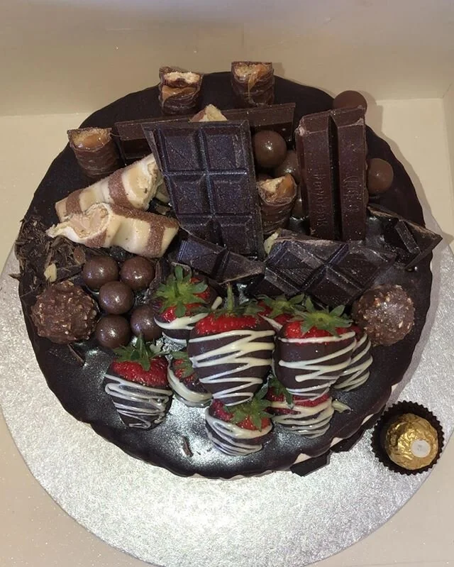 Time for cake😍😍
Bournville chocolate bars, ferrero rocher, kinder bueno, Twix, Kitkat &amp; Maltesers!!