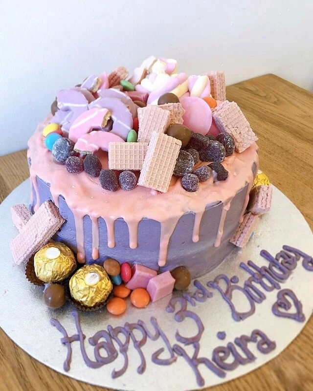 Happy Monday everybody💜💖
&bull;
Purple &amp; pink themed drip cake!