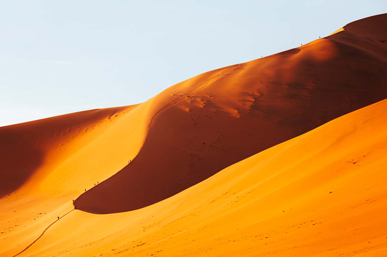  The beginning of the Big Daddy dune. Those are hikers starting the 4hr hike to the end of the dune 