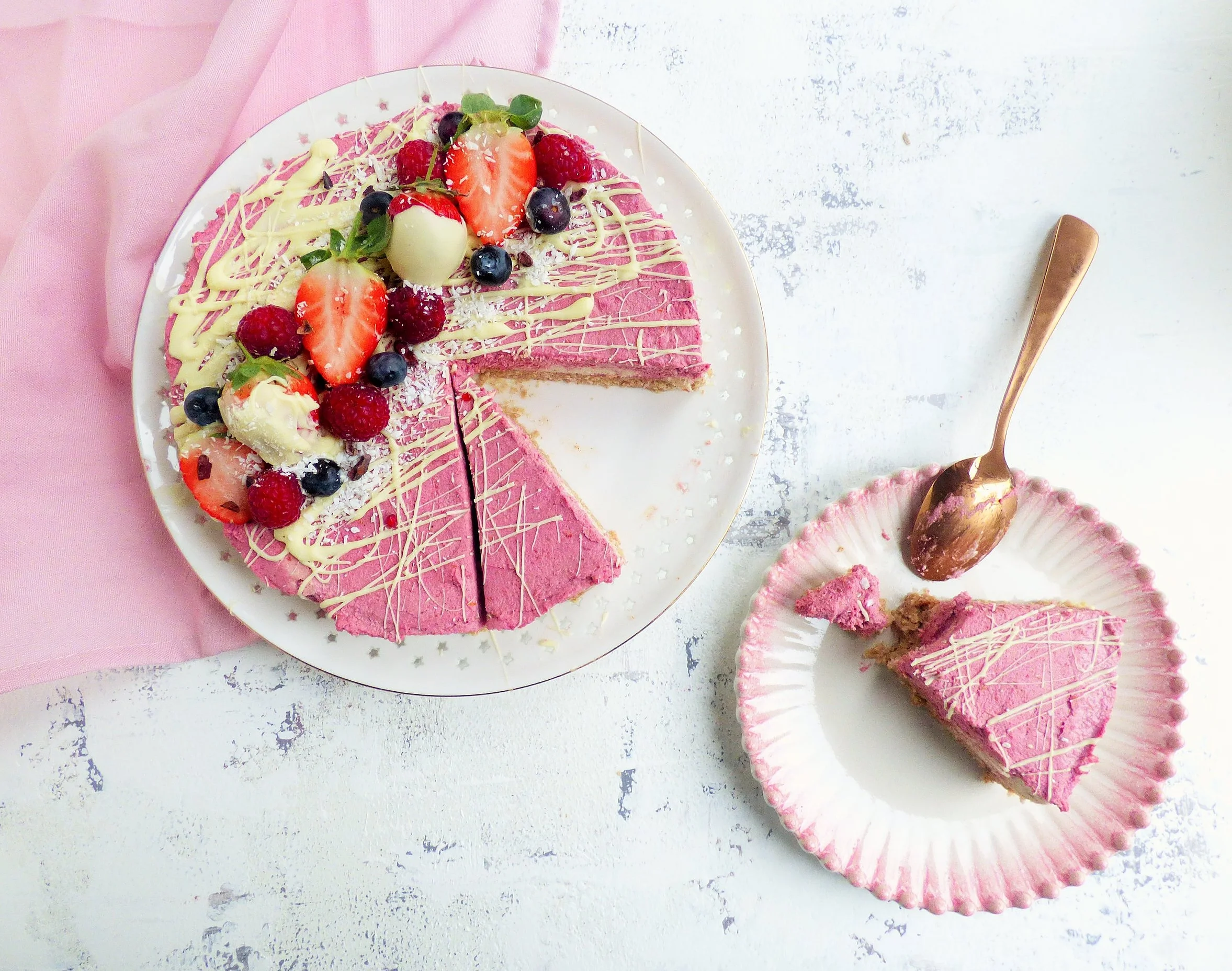 Raspberry and pomegranate raw cake 