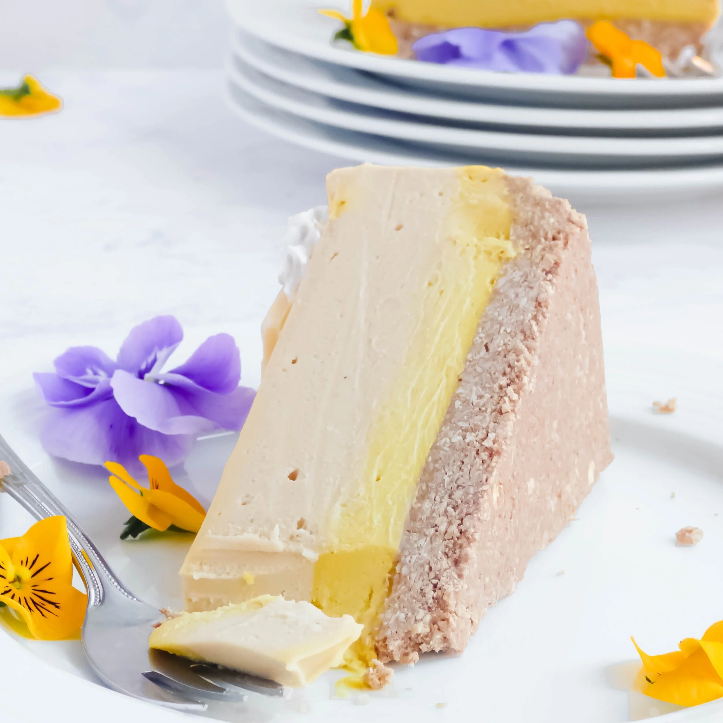 Lemon and white chocolate raw cake