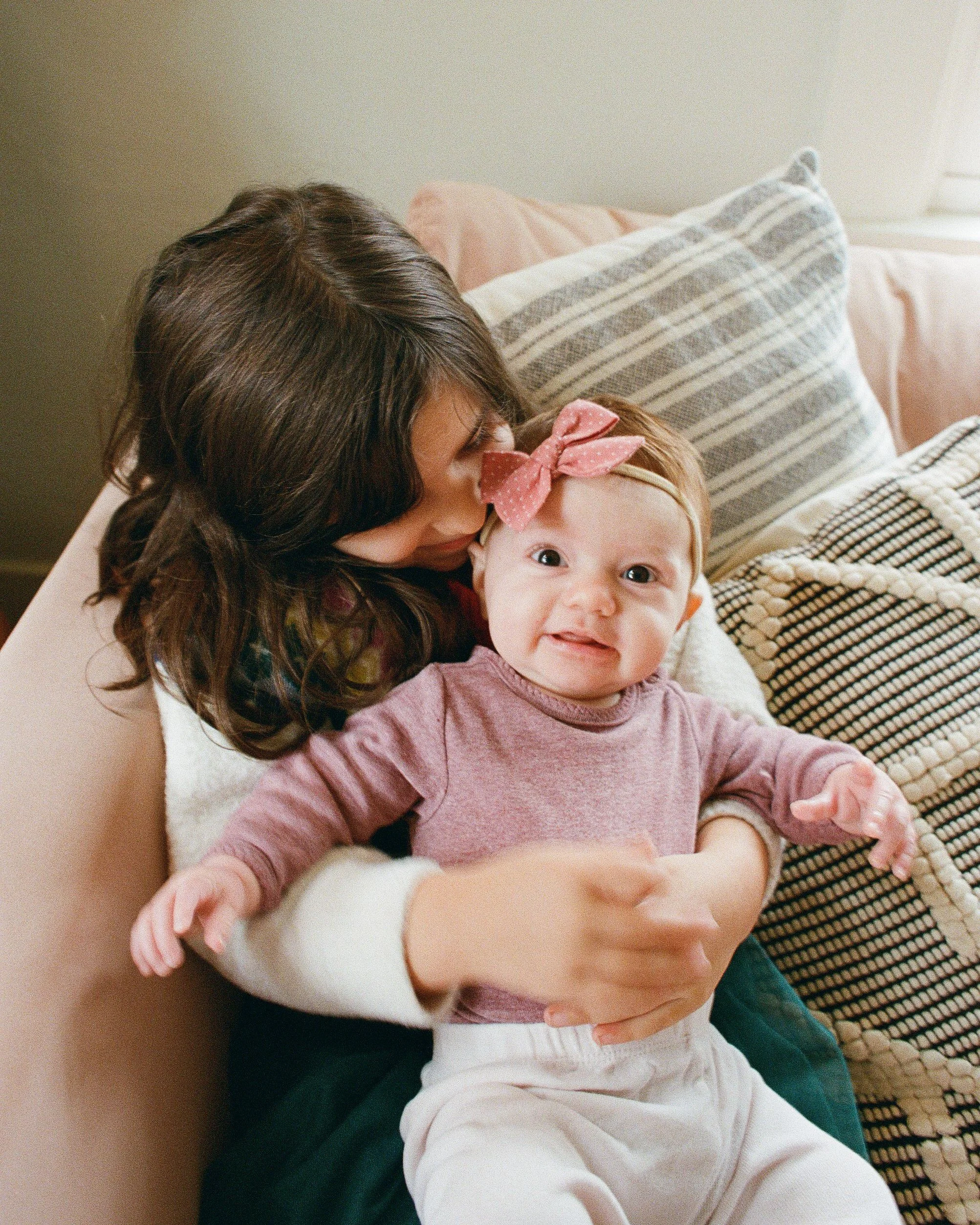 Why Your Second Baby’s Newborn Photos Belong at Home (Even if They’re 4+ Weeks Old)