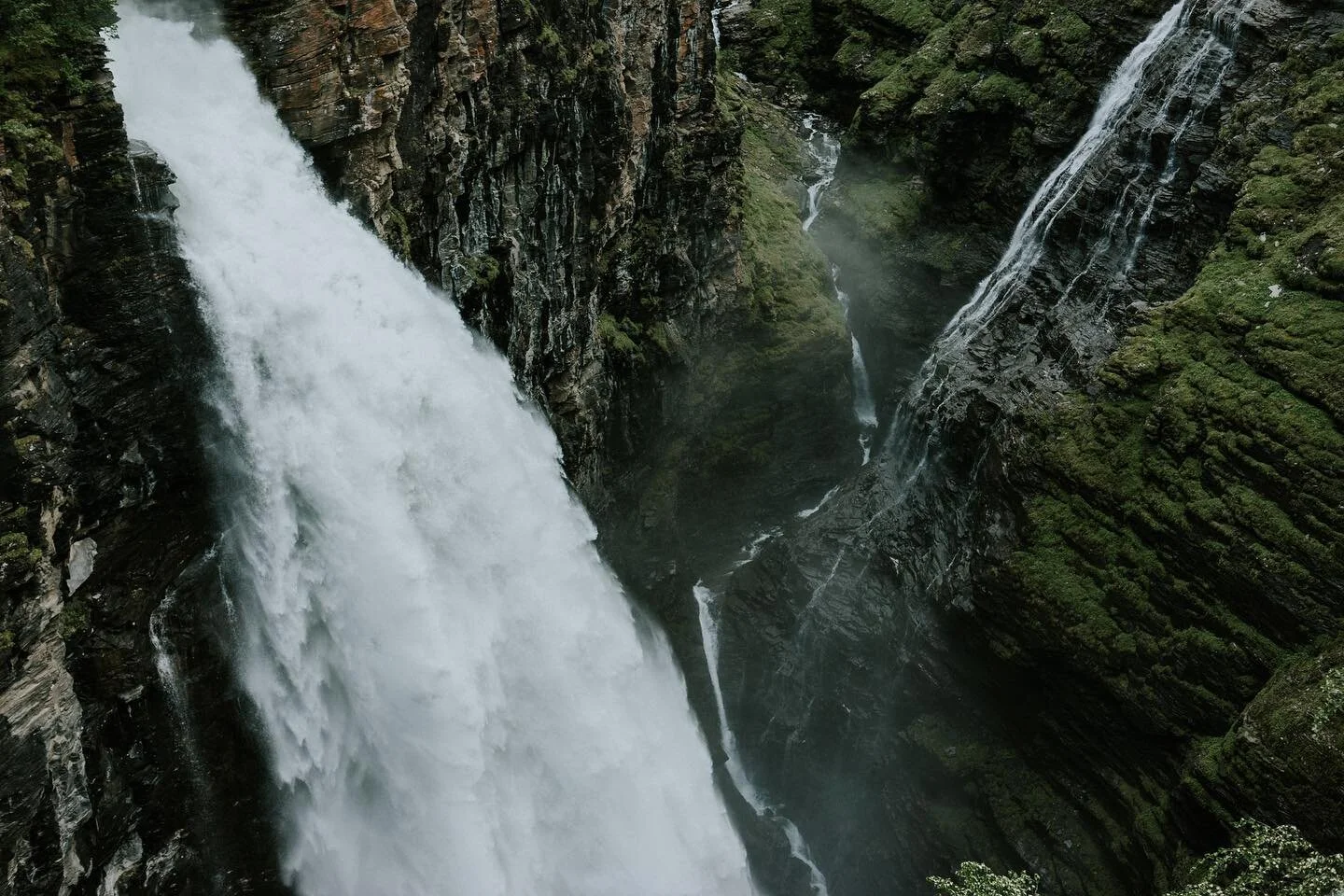 Eeeeeehm - one waterfall a week (day) increases my happy scale. How beautiful is this earth!!? Never been further up north - norway you beauty